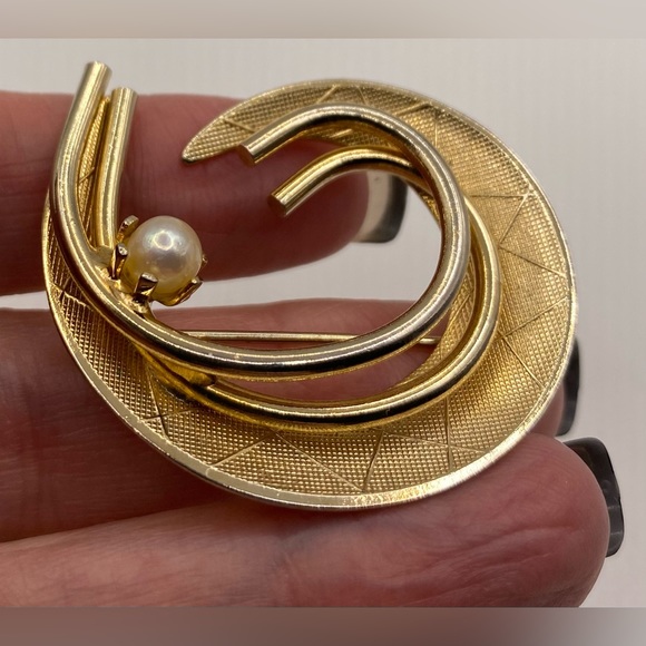 Source Unknown Jewelry - Gold Tone Faux Pearl Dimensional Brooch Vintage